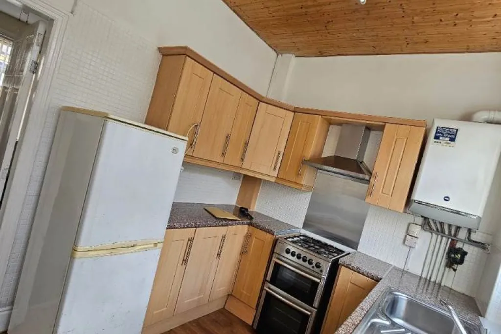 4 bed terraced house to rent BD7
