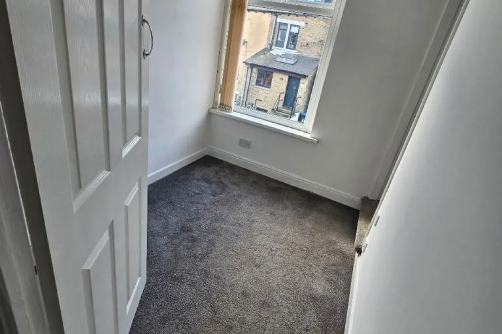 4 bed terraced house to rent BD7