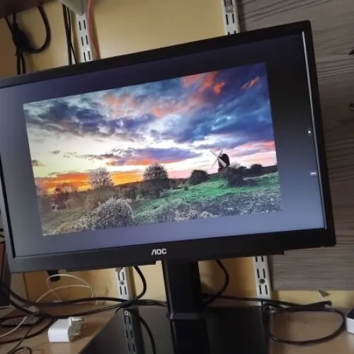 NOC PC monitor plus stand in superb cond