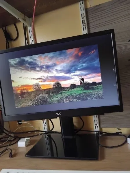 NOC PC monitor plus stand in superb cond