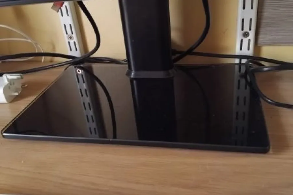 NOC PC monitor plus stand in superb cond