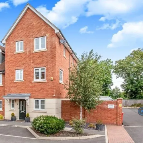 5 bedroom house in Meyers Close, Slough, SL3 (5 bed) (#2943104)