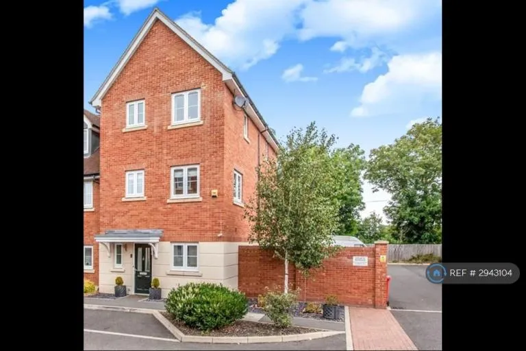 5 bedroom house in Meyers Close, Slough, SL3 (5 bed) (#2943104)