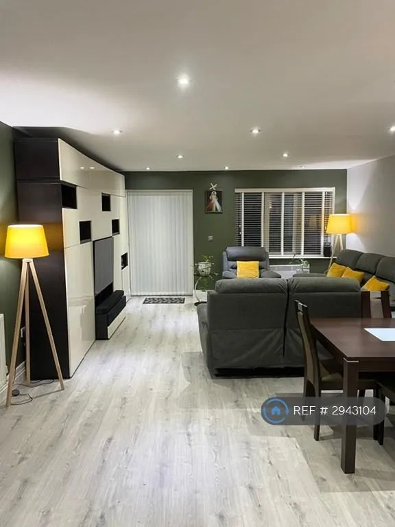 5 bedroom house in Meyers Close, Slough, SL3 (5 bed) (#2943104)