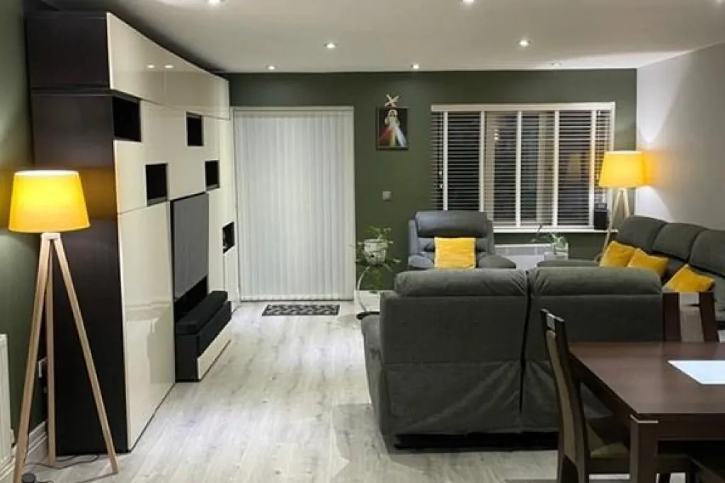 5 bedroom house in Meyers Close, Slough, SL3 (5 bed) (#2943104)
