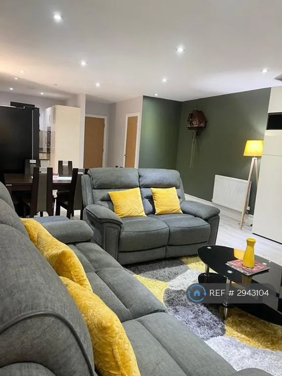 5 bedroom house in Meyers Close, Slough, SL3 (5 bed) (#2943104)