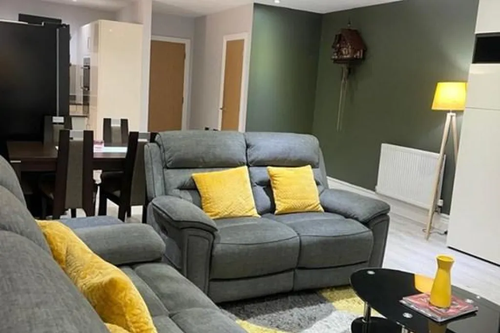 5 bedroom house in Meyers Close, Slough, SL3 (5 bed) (#2943104)