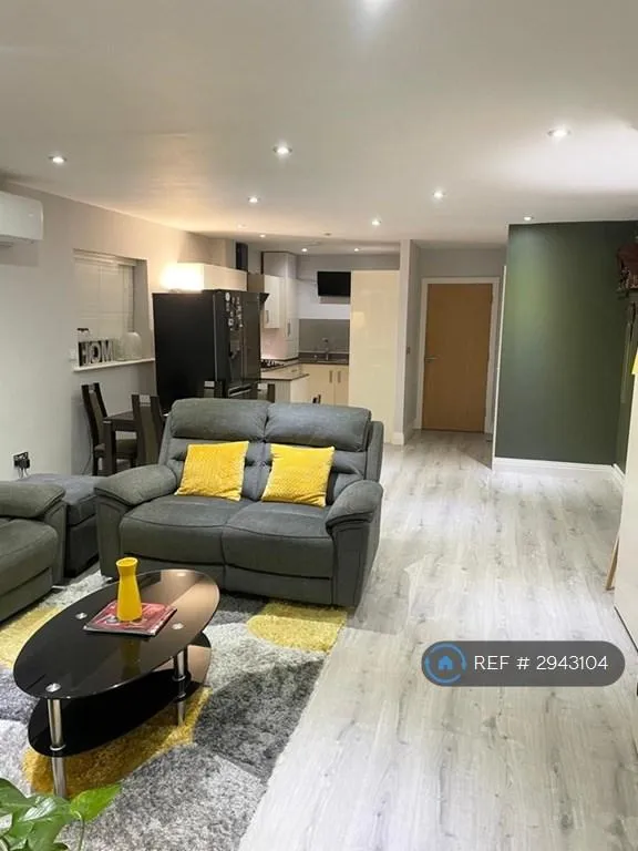 5 bedroom house in Meyers Close, Slough, SL3 (5 bed) (#2943104)