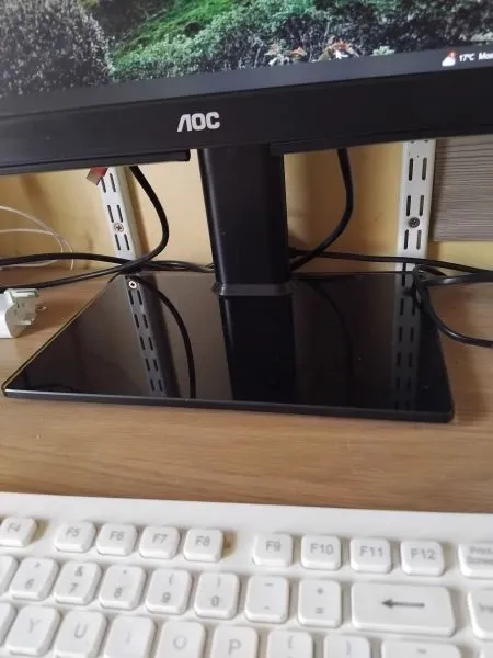 NOC PC monitor plus stand in superb cond