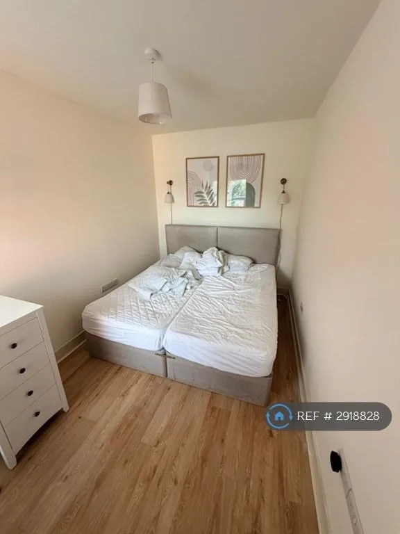 2 bedroom flat in Norfolk Road, Reading, RG30 (2 bed) (#2918828)