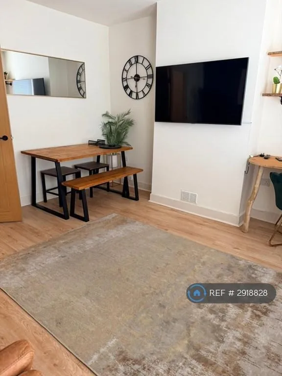 2 bedroom flat in Norfolk Road, Reading, RG30 (2 bed) (#2918828)