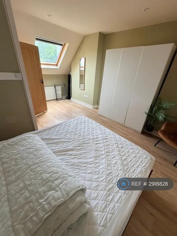 2 bedroom flat in Norfolk Road, Reading, RG30 (2 bed) (#2918828)