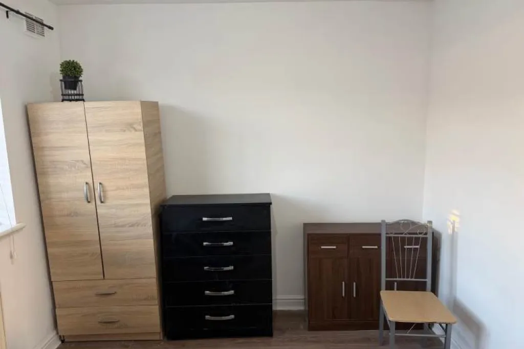 DOUBLE Room (AVAILABLE NOW) in ILFORD, E12 6JW for £644pcm.. ALL BILLS INCLUDED