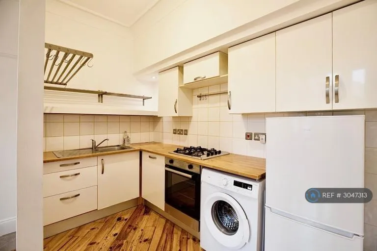 1 bedroom flat in Crystal Palace, London, SE19 (1 bed) (#3047313)