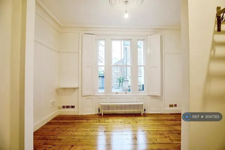 1 bedroom flat in Crystal Palace, London, SE19 (1 bed) (#3047313)