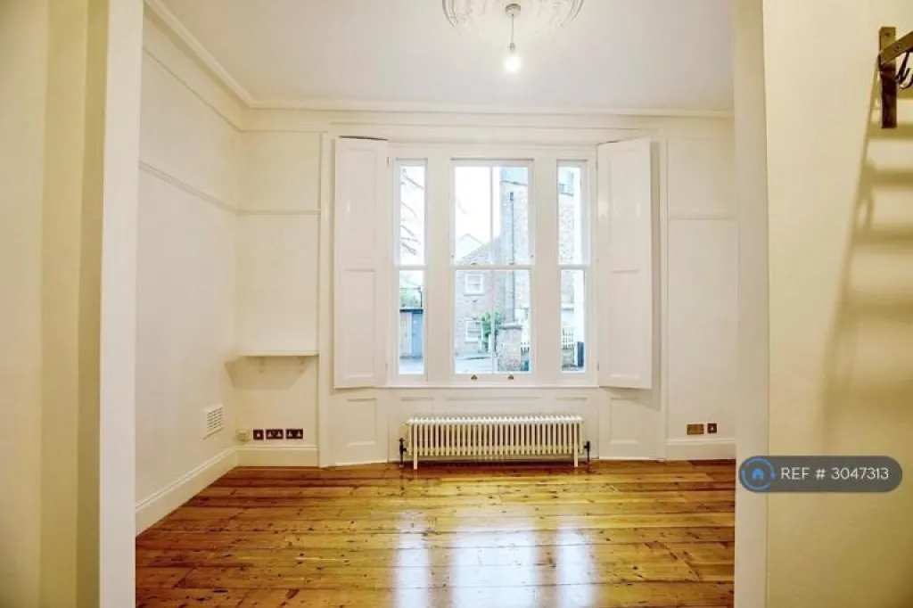 1 bedroom flat in Crystal Palace, London, SE19 (1 bed) (#3047313)