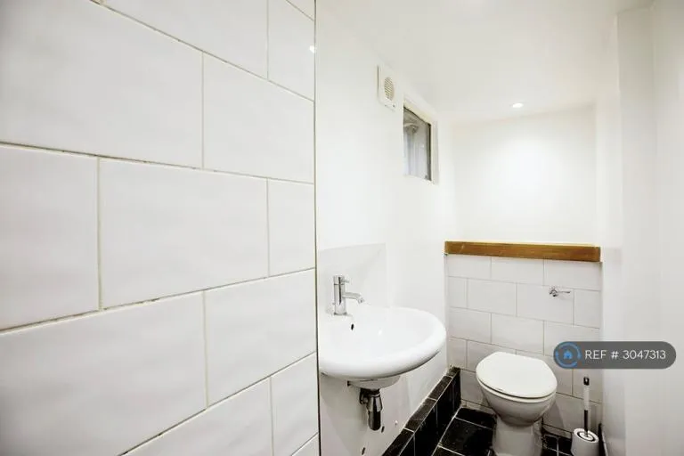 1 bedroom flat in Crystal Palace, London, SE19 (1 bed) (#3047313)
