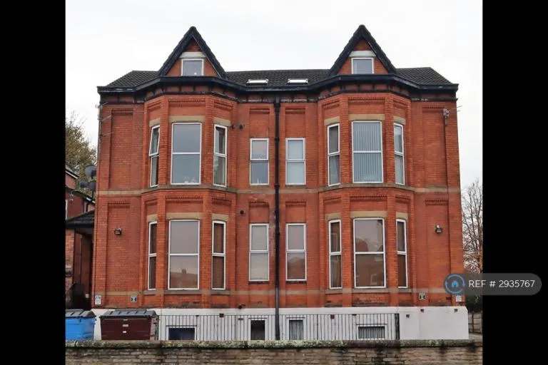 2 bedroom flat in Dickenson Road, Manchester, M13 (2 bed) (#2935767)