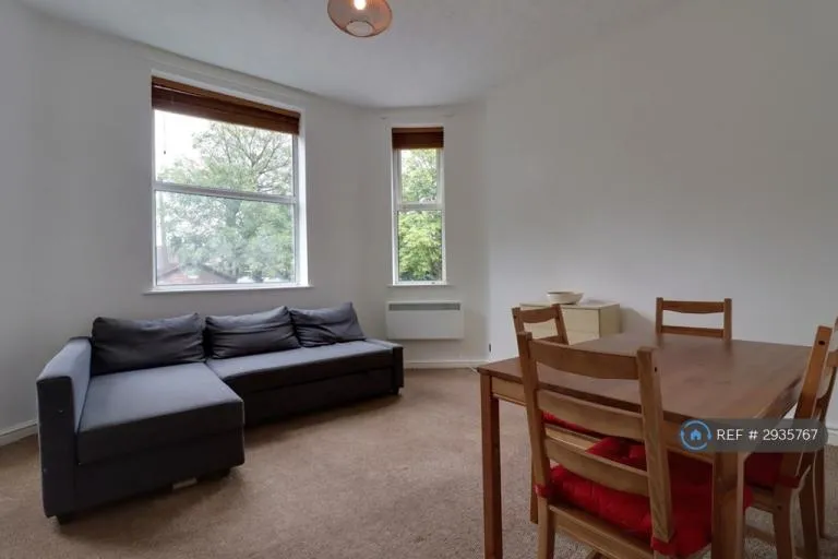2 bedroom flat in Dickenson Road, Manchester, M13 (2 bed) (#2935767)