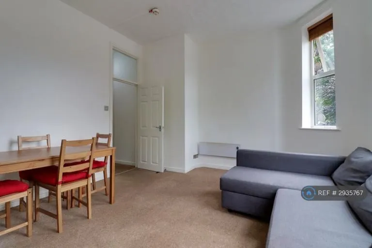 2 bedroom flat in Dickenson Road, Manchester, M13 (2 bed) (#2935767)
