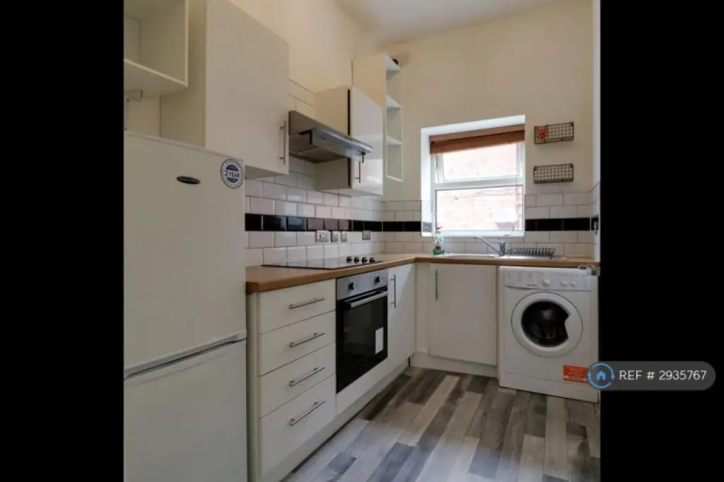 2 bedroom flat in Dickenson Road, Manchester, M13 (2 bed) (#2935767)