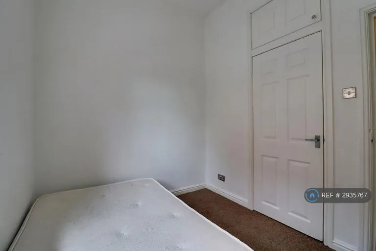 2 bedroom flat in Dickenson Road, Manchester, M13 (2 bed) (#2935767)