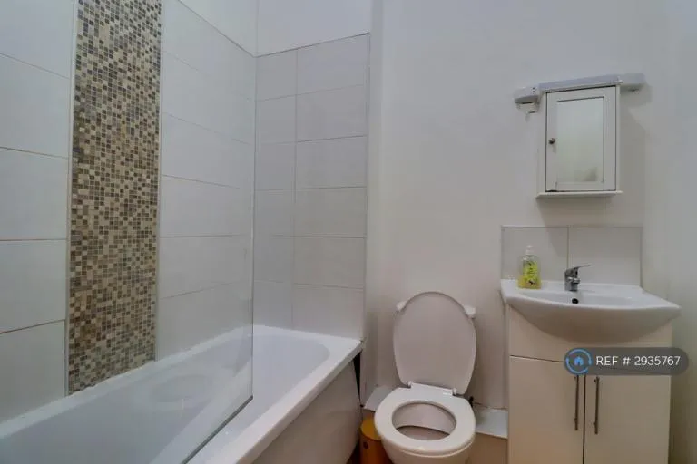 2 bedroom flat in Dickenson Road, Manchester, M13 (2 bed) (#2935767)